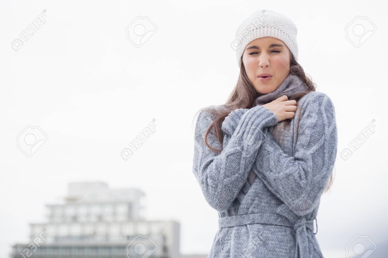 震えながら寒い灰色の日に屋外でポーズに冬の服を着てはかなりの女性 の写真素材 画像素材 Image