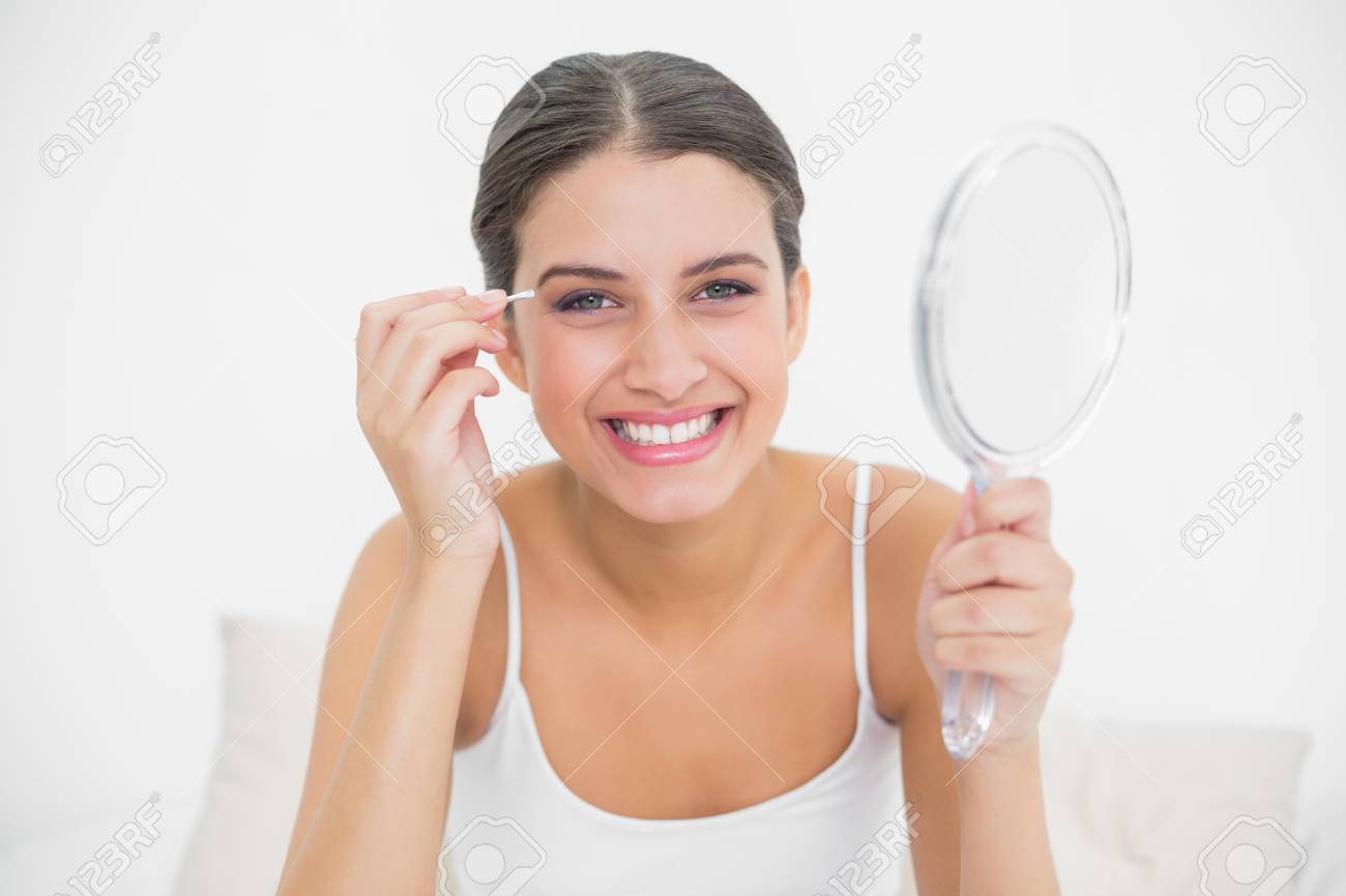 白いパジャマを着て明るい寝室で彼女の眉毛を摘採面白がって若い茶髪モデル の写真素材 画像素材 Image 白いパジャマを着て明るい寝室で彼女の眉毛を摘採面白がって若い茶髪モデル の写真素材 画像素材 Image