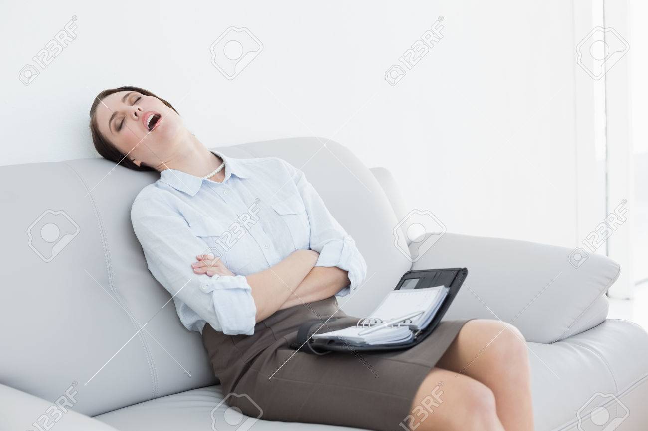 疲れて座っていると 自宅のソファーで寝ている身なりの若い女性 の写真素材 画像素材 Image 疲れて座っていると 自宅のソファーで寝ている身なりの若い女性 の写真素材 画像素材 Image