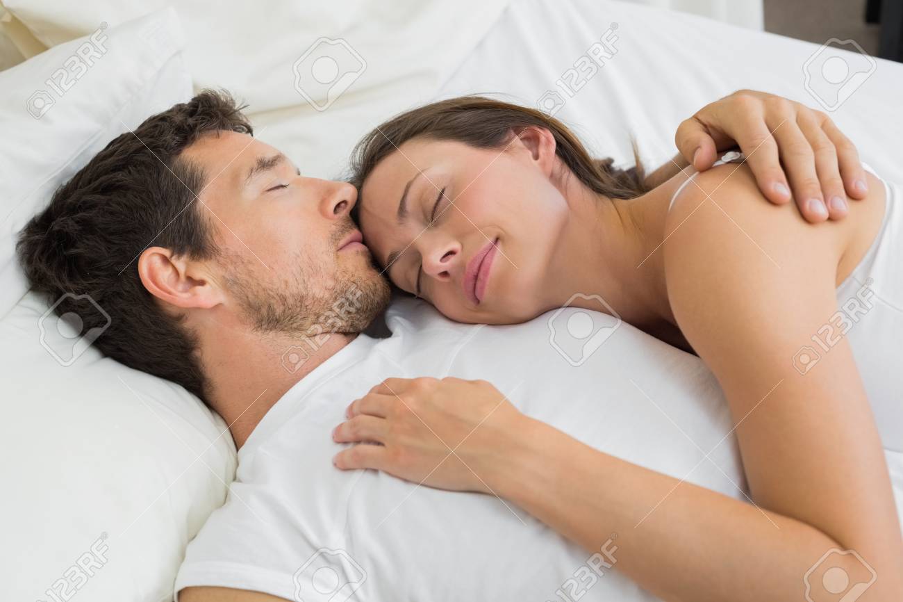 Relaxed Jeune Couple Dormir Ensemble Dans Le Lit A La Maison Banque D Images Et Photos Libres De Droits Image Relaxed Jeune Couple Dormir Ensemble Dans Le Lit A La Maison Banque D Images Et Photos Libres De Droits Image