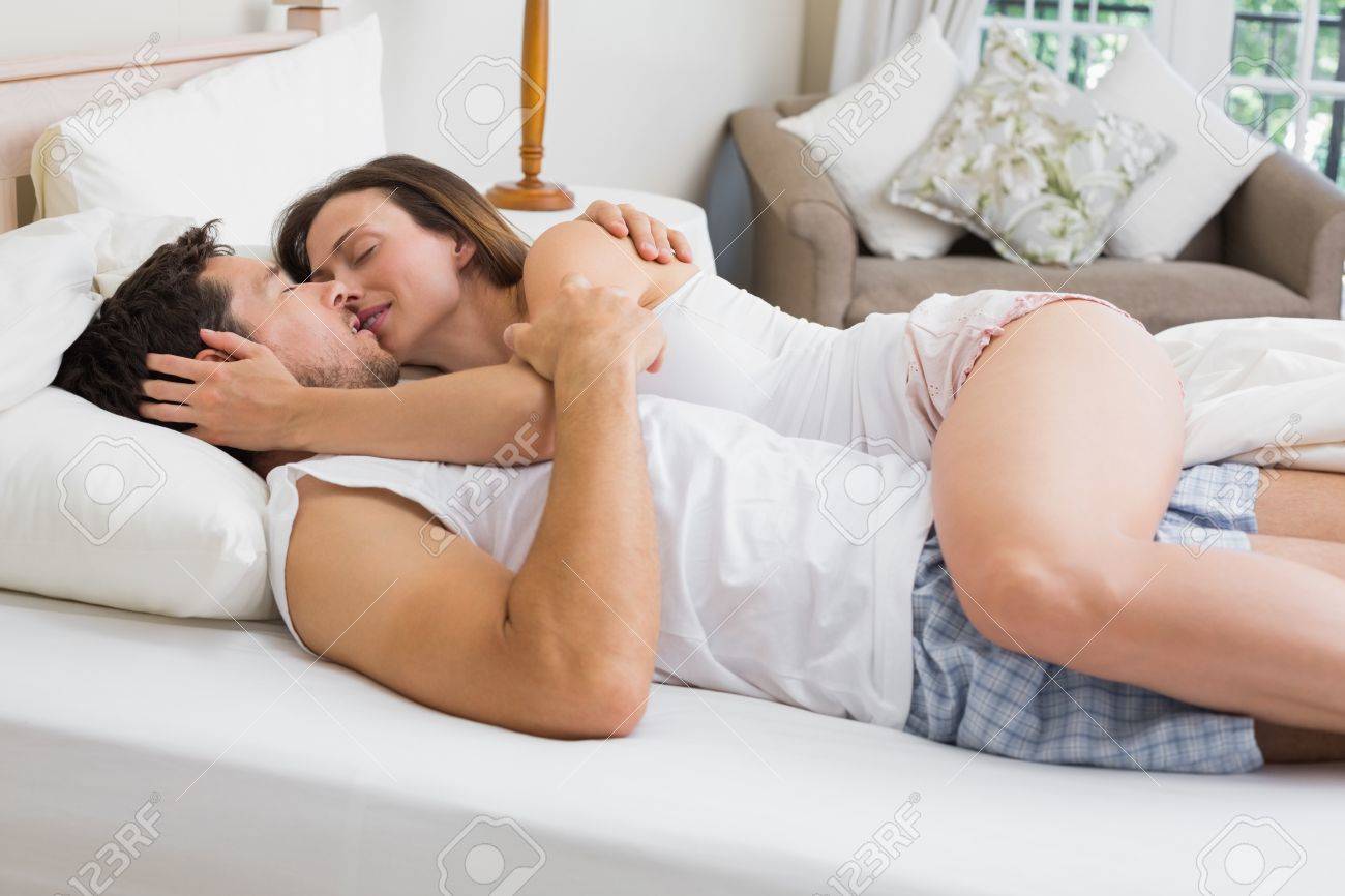 Relaxed Jeune Couple Dormir Ensemble Dans Le Lit A La Maison Banque D Images Et Photos Libres De Droits Image Relaxed Jeune Couple Dormir Ensemble Dans Le Lit A La Maison Banque D Images Et Photos Libres De Droits Image