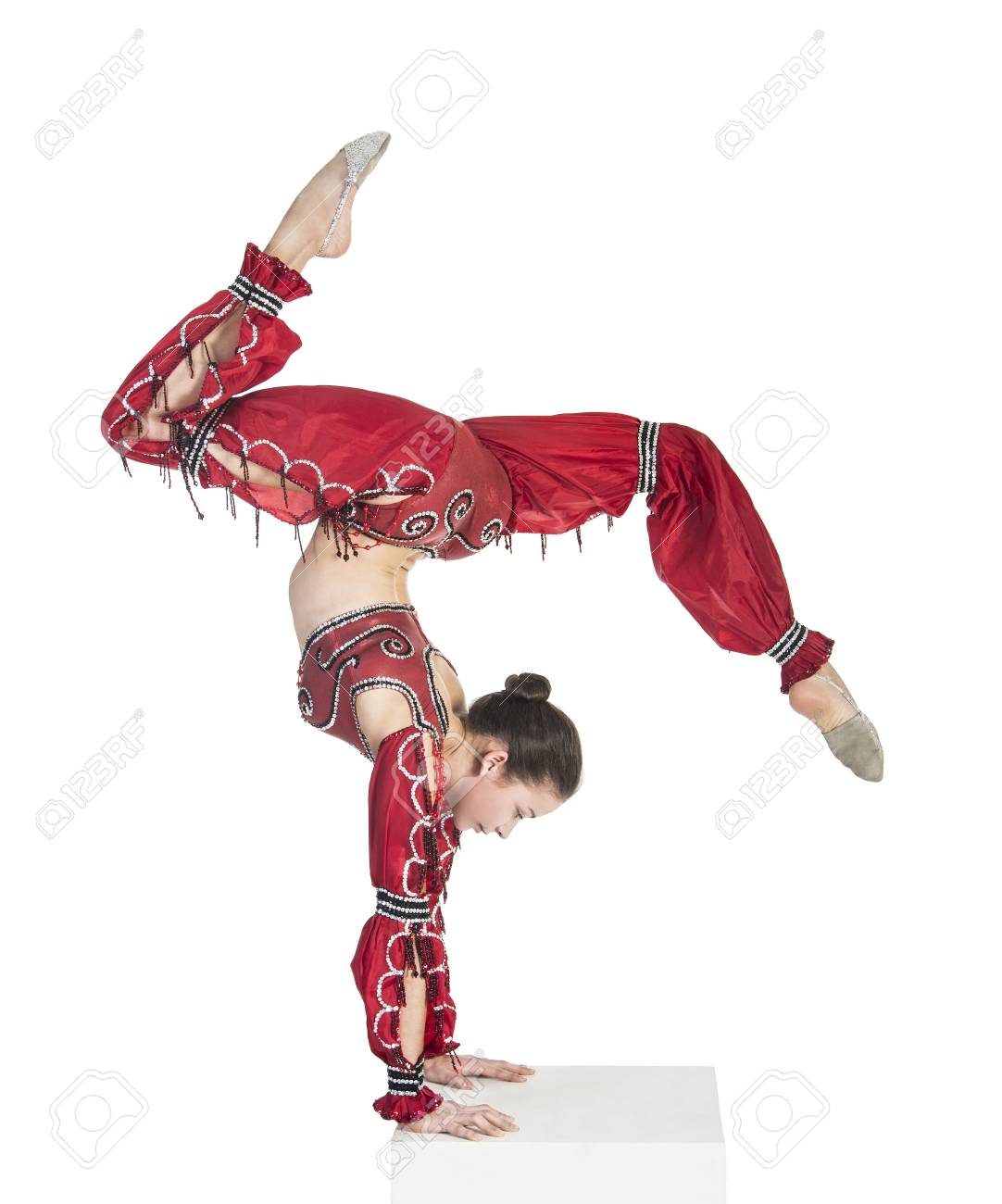Acrobat は体操 白い背景の分離のイメージです 若い運動女性赤いレオタードでアクロバットの練習します の写真素材 画像素材 Image 2780 Acrobat は体操 白い背景の分離のイメージです 若い運動女性赤いレオタードでアクロバットの練習します の写真素材 画像素材 Image 2780