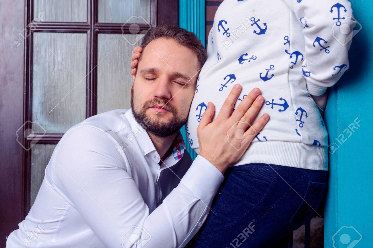 Mari Bonne Ecoute Bebe Battement De Coeur Allonge Sur Le Ventre De Sa Femme Enceinte Banque D Images Et Photos Libres De Droits Image