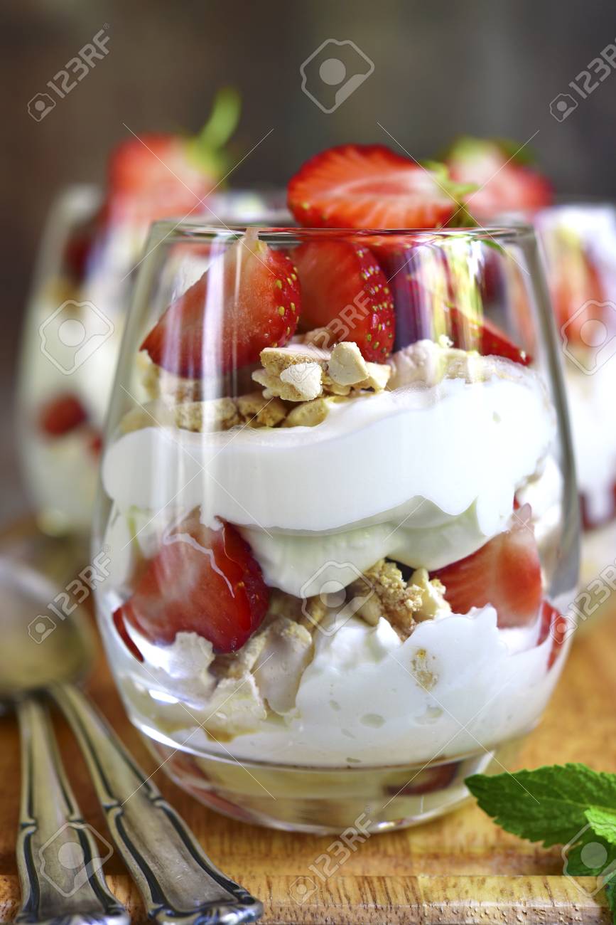 Delicieux Dessert Anglais Traditionnel Eton Mess Avec Fraise Sur Un Fond En Bois Banque D Images Et Photos Libres De Droits Image