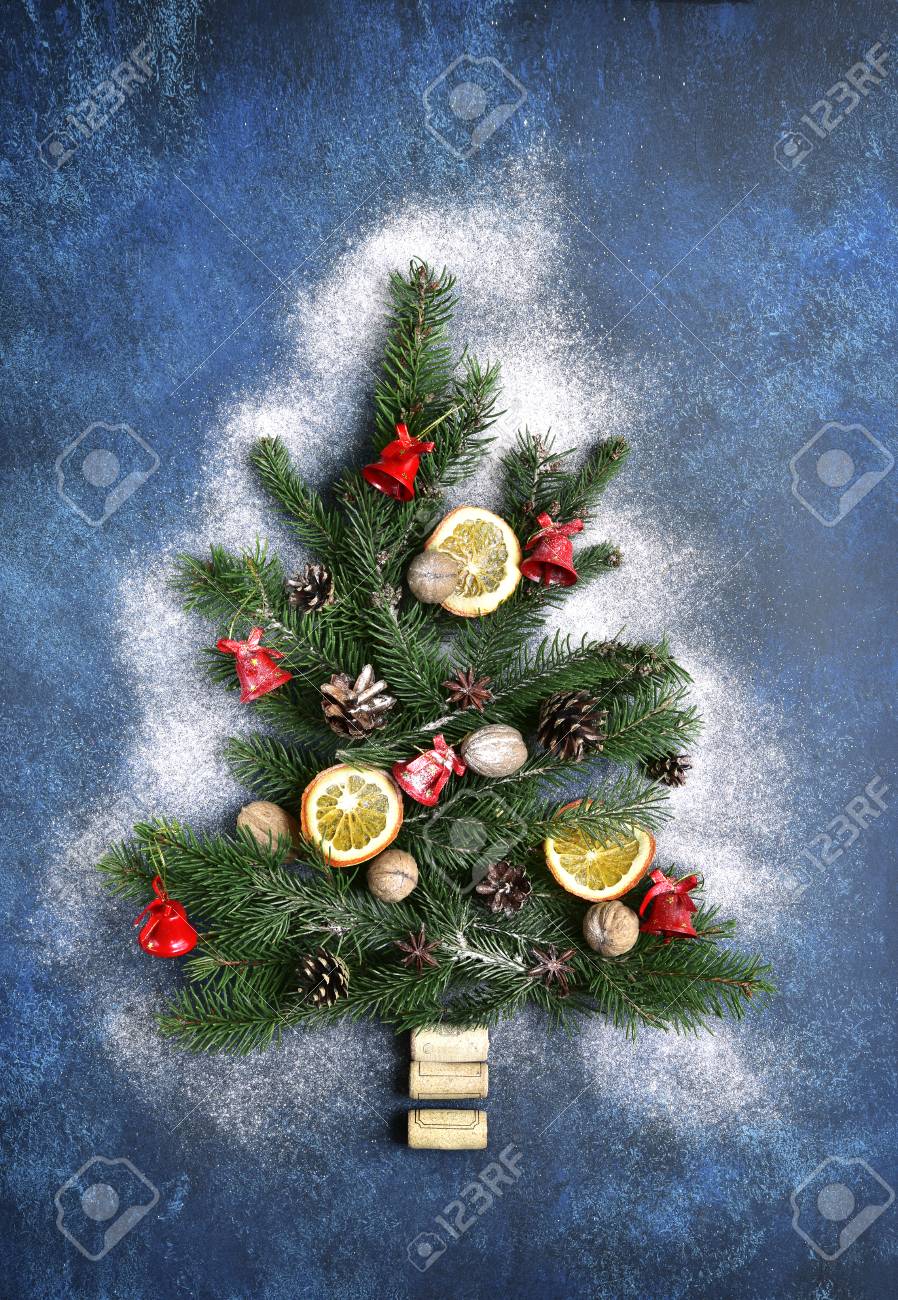 ダークブルーのスレート 石やコンクリートの背景にモミの枝から作られた抽象的なクリスマスツリー トップビュー の写真素材 画像素材 Image