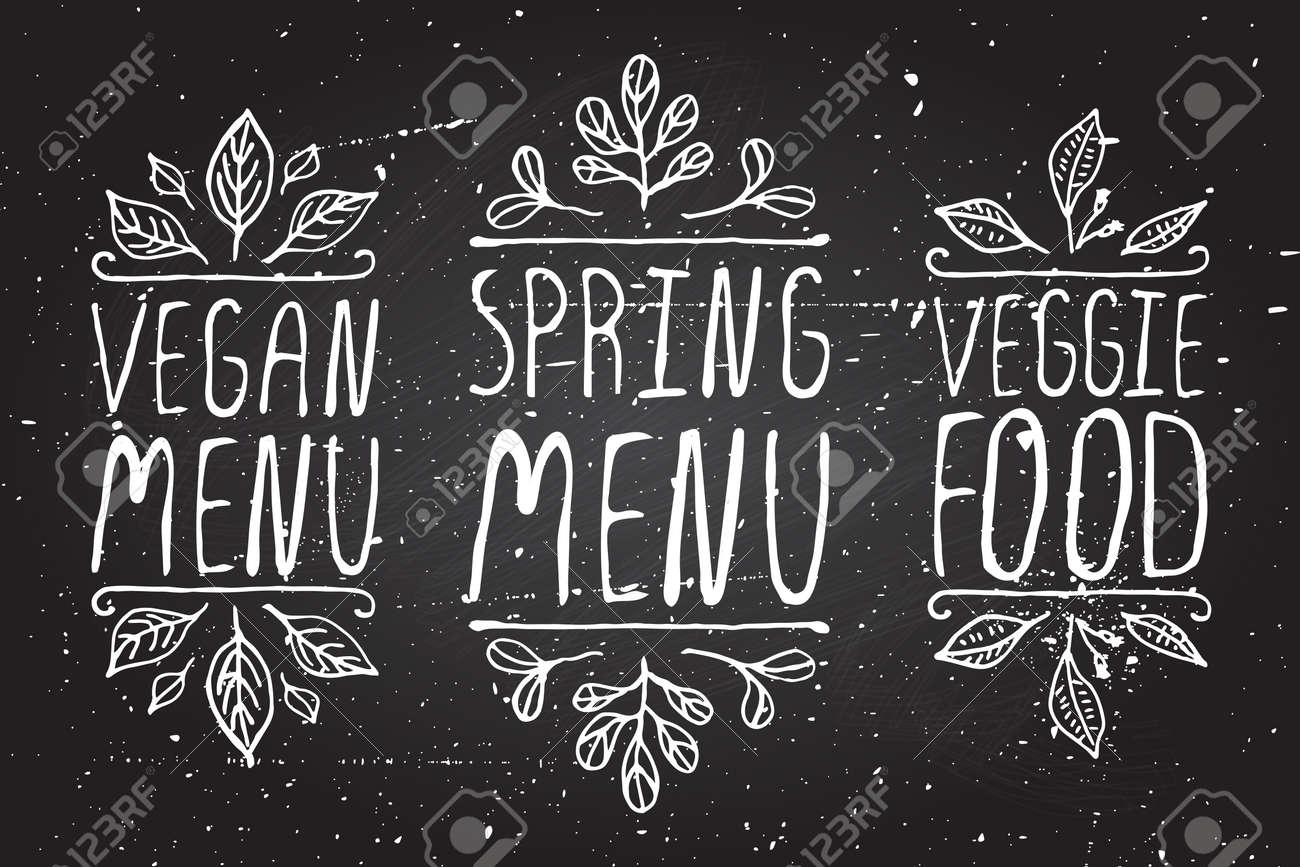手書き黒板背景上表記の要素 ビーガン メニューです 春のメニュー 野菜料理 レストランのラベル 広告に適しており 看板 メニューの Web バナー デザイン のイラスト素材 ベクタ Image