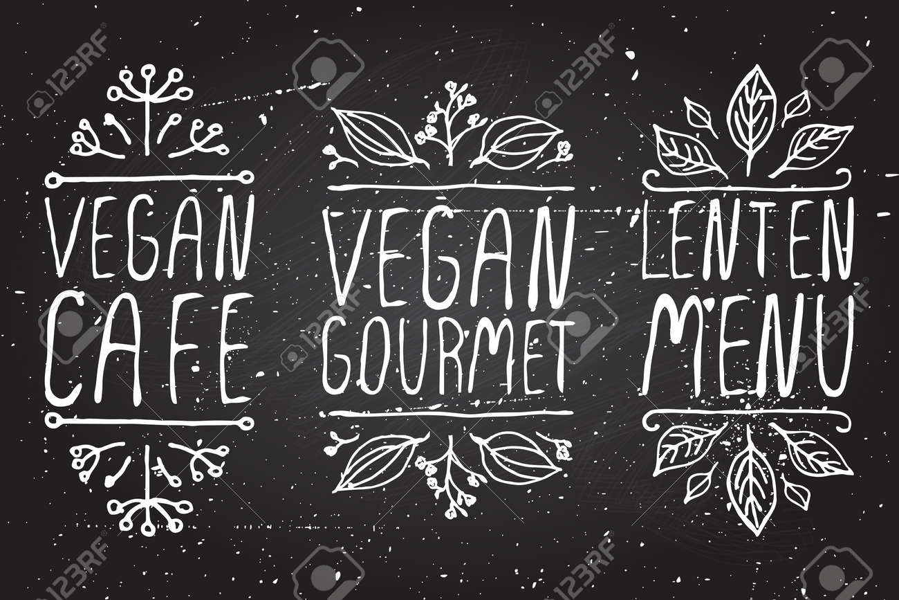 手書き風文字体裁要素へ黒板背景します ビーガン カフェ ビーガン グルメ 陰気なメニュー レストランのラベル 広告のために適して 看板 メニューと Web バナー デザイン のイラスト素材 ベクタ Image