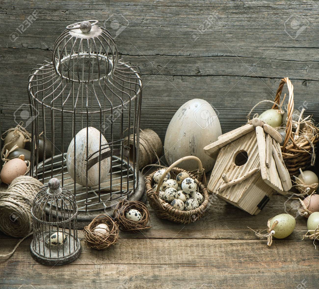 Millésime Décoration De Pâques Avec Des Oeufs Volière Et Cage à Oiseaux Nostalgiques Encore Vie Intérieur à La Maison De Fond En Bois