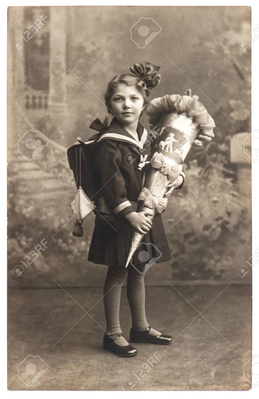 ベルリン ドイツ 年頃 1930年ビンテージ セピア スクール バッグ ノスタルジックな画像 年頃 1930 年ドイツのベルリンで最初の年生学校女の子の肖像画 の写真素材 画像素材 Image