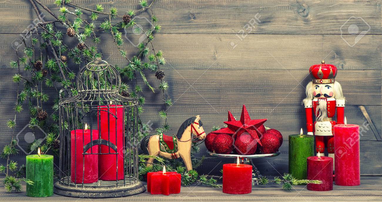 Immagini Natalizie Antiche.Immagini Stock D Epoca Decorazioni Natalizie Con Candele Rosse Giocattoli Antichi Stile Retro Tonica Immagine Image 30486935