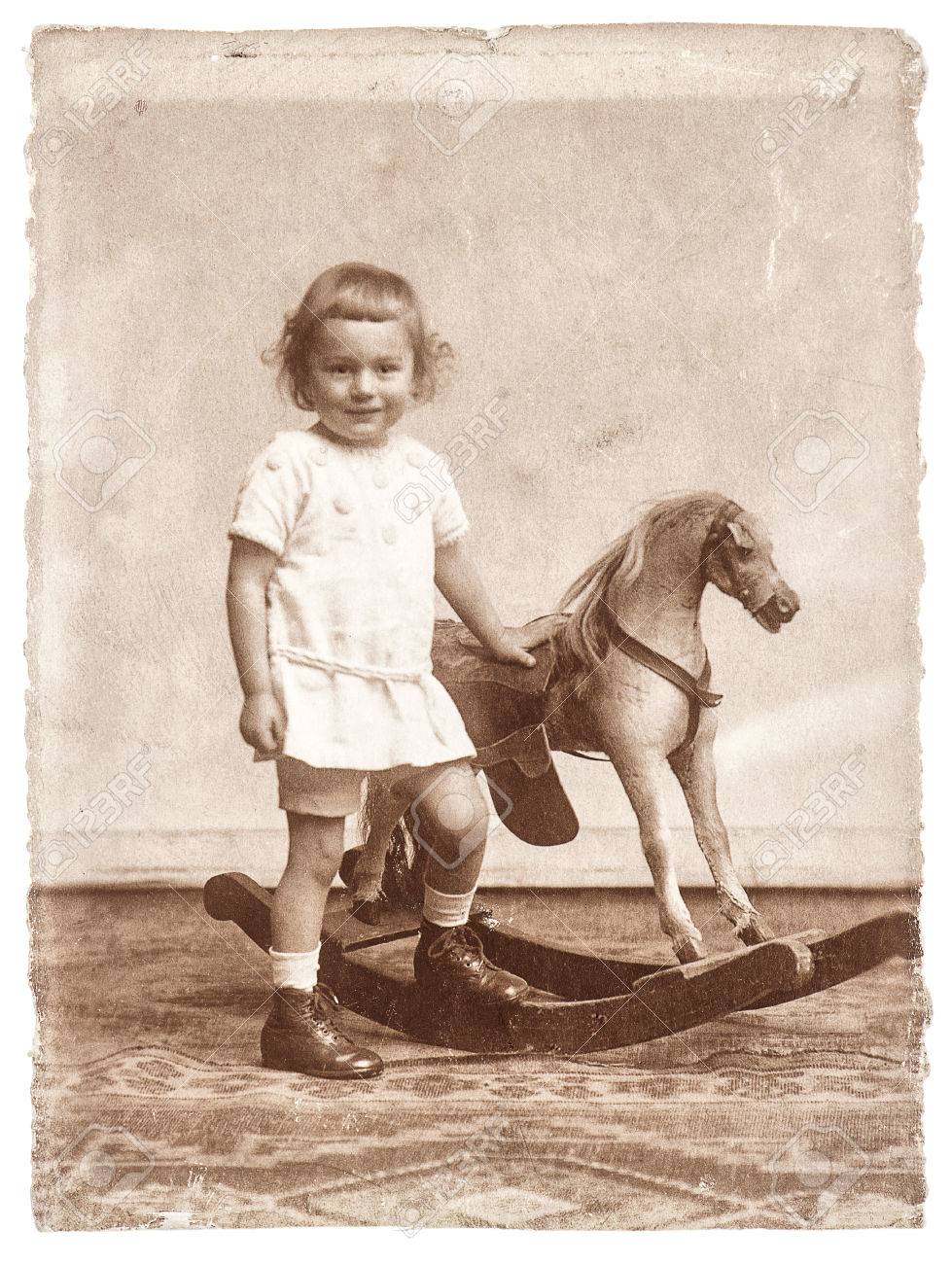 Vieille Photo De Petite Fille Avec Cheval À Bascule Jouet Image Nostalgique  Banque D'Images et Photos Libres De Droits. Image 30537212