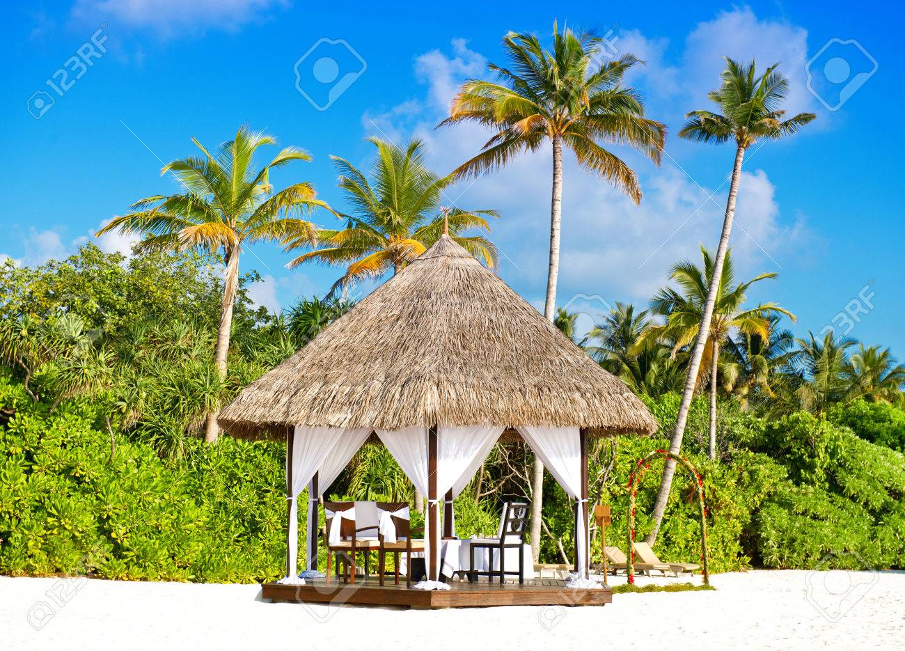 Lieu De La Ceremonie De Mariage Tropical Romantique Beau Bleu Ciel Et De Palmiers Ile Paradisiaque Banque D Images Et Photos Libres De Droits Image