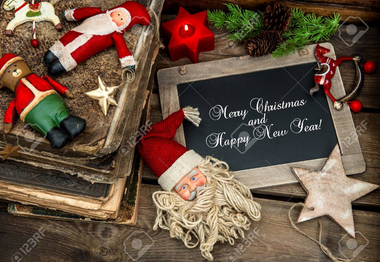 ビンテージ クリスマス装飾アンティークつまらないとおもちゃ木製の背景で サンプル テキスト メリー クリスマスと感傷的なノスタルジックなレトロなスタイルの写真 暗闇の設計 選択と集中 の写真素材 画像素材 Image