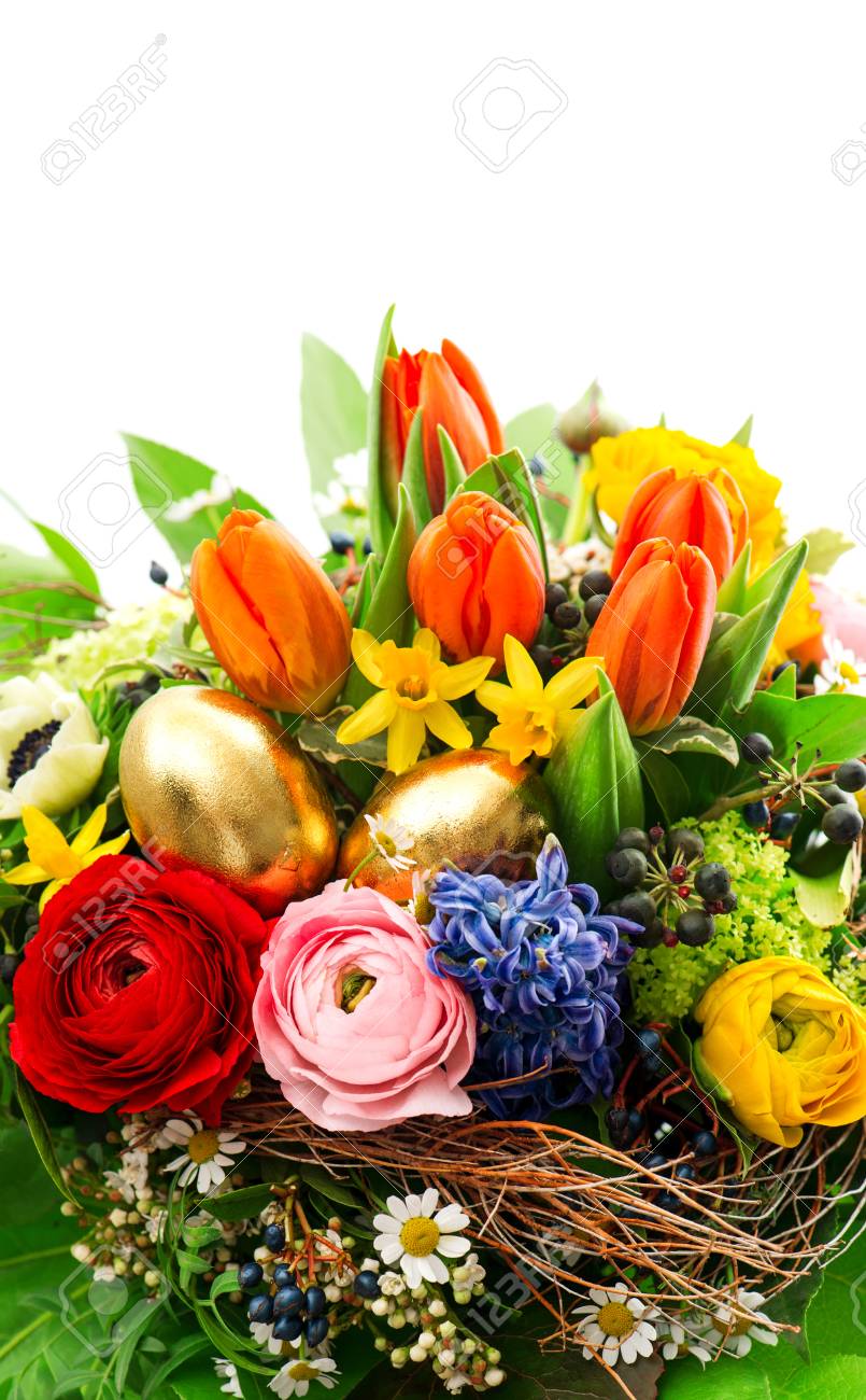 イースター ブーケは 黄金の卵の装飾と 春の花チューリップ ラナンキュラス ヒヤシンス デイジー アネモネ の写真素材 画像素材 Image