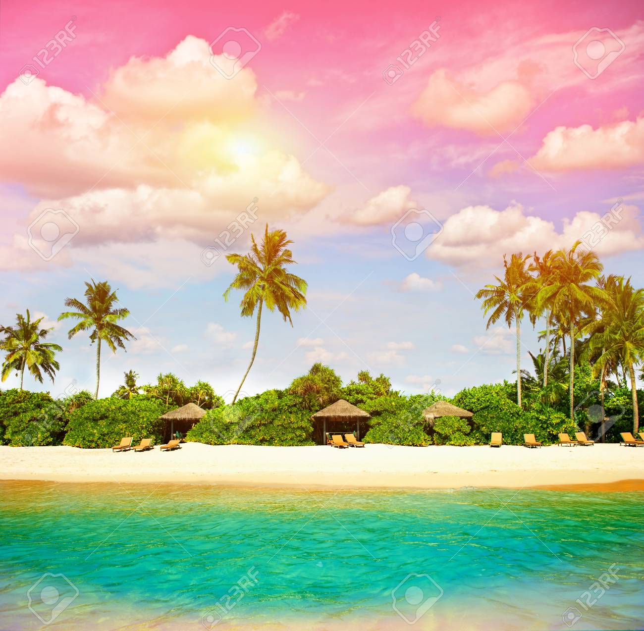 Plage Tropicale Avec Coucher De Soleil Ciel Ile Paradisiaque Avec Des Palmiers Vintage Style Photo Tonique Banque D Images Et Photos Libres De Droits Image