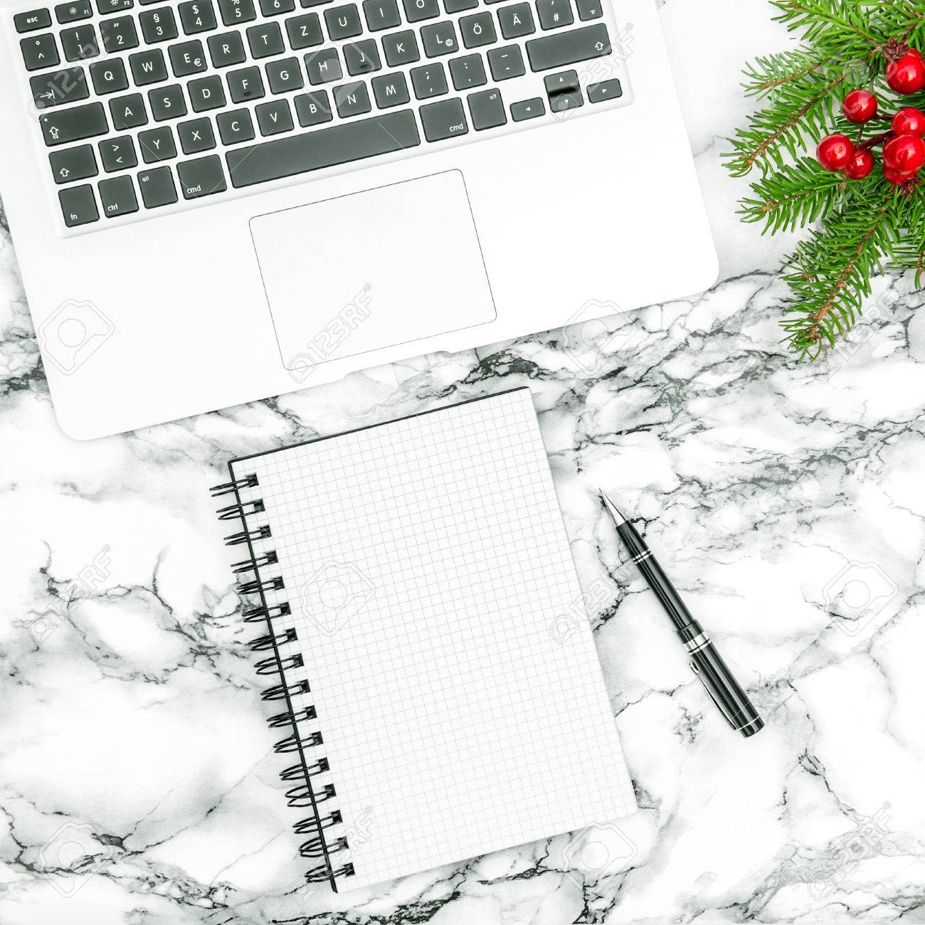 weihnachtsdekoration für das büro oficina büroschreibtisch mit weihnachtsdekoration offenes buch und stift auf marmor hintergrund standardbild mit und weihnachtsdekoration für das büro oficina büroschreibtisch mit weihnachtsdekoration offenes buch und stift auf marmor hintergrund standardbild mit und