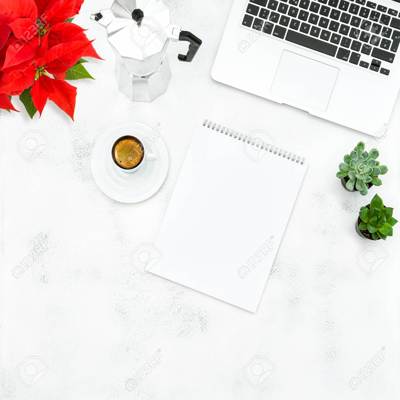 La Stella Di Natale Libro.Immagini Stock Stella Di Natale Fiore Caffe Libro Aperto E Fiore Rosso Di Natale Posto Di Lavoro A Casa Posa Piatta Per I Social Media Image 90239137