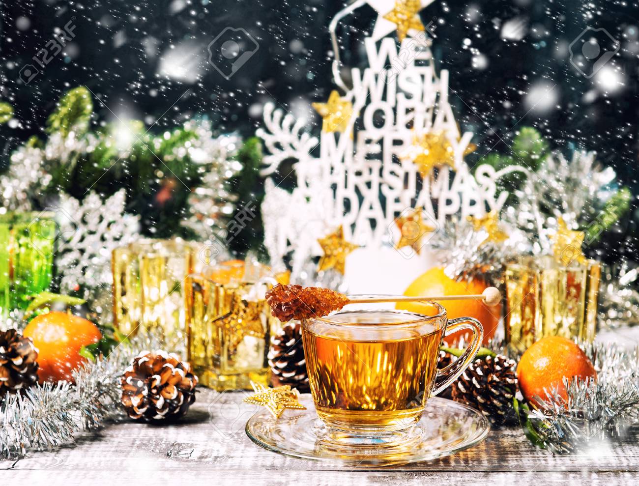 Decorazioni Per Finestre Natalizie.Immagini Stock Tazza Di Te E Decorazioni Per Finestre Addobbi Natalizi Disposizione Invernale Con Effetto Neve Che Cade Image 96695114