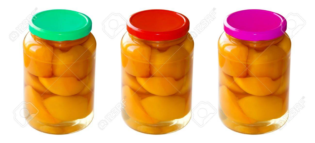 rangée de maison summer fruits en conserve, bocaux en verre avec