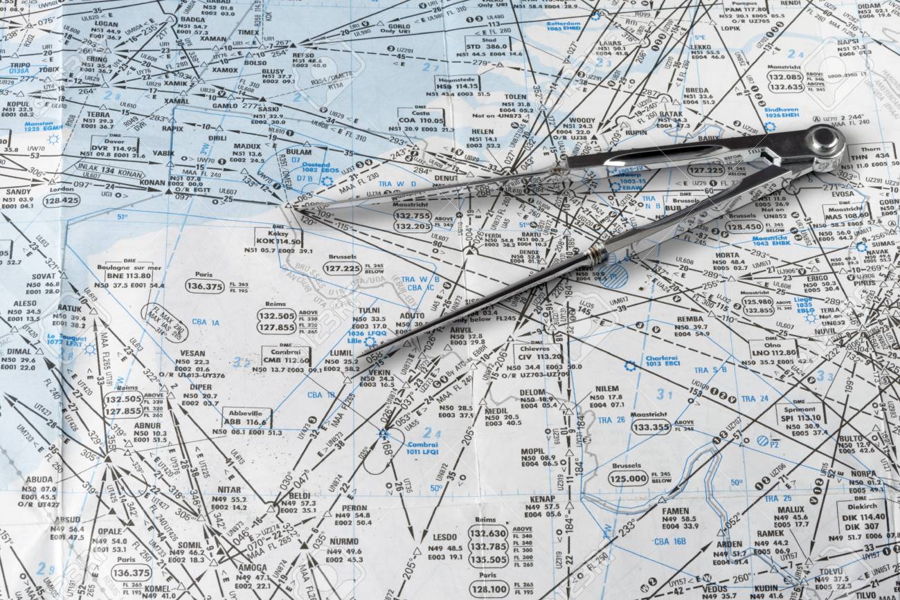 carte aeronautique Un Compas Reposant Sur Une Carte Aéronautique De Navigation Banque carte aeronautique Un Compas Reposant Sur Une Carte Aéronautique De Navigation Banque
