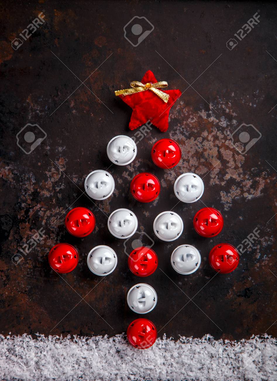 Albero Di Natale Rosso E Oro Con Fiocchi.Immagini Stock Stilizzato Progettazione Albero Di Natale Con I Giocattoli Natale Rosso E Palline Bianche Stelle E Fiocchi Di Neve Su Un Focus Style Selective Scuro Background New Anno Card Vintage Image 66640367