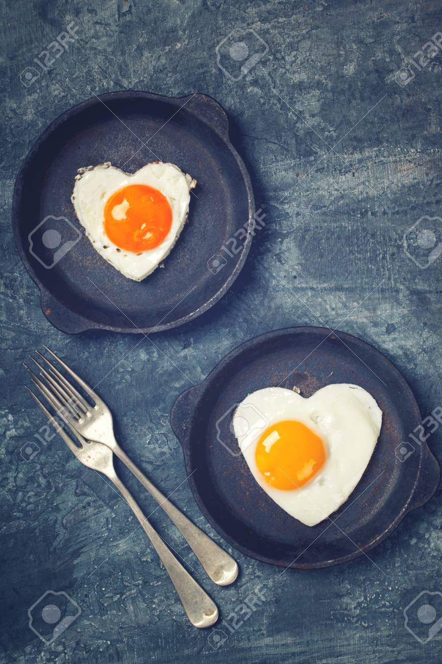 Ovo Frito Em Forma De Coracao Na Panela Dia Dos Namorados Cafe Da Manha Comida Saudavel Fotos Retratos Imagenes Y Fotografia De Archivo Libres De Derecho Image 68700899