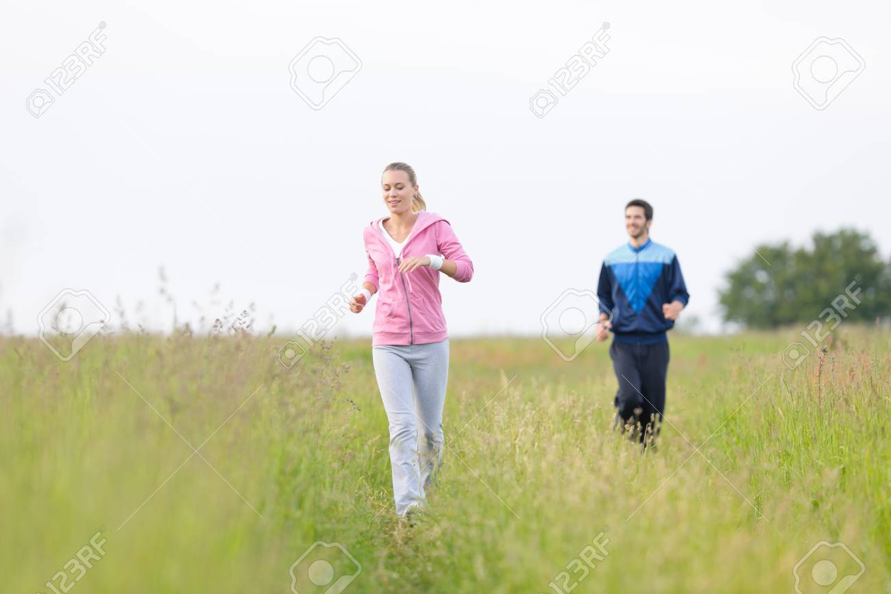 Trotar Fit Ejecutando Meadow Campo En Chándal De Ropa Deportiva Fotos, Imágenes Y Fotografía De Archivo Libres De Derecho. Image 10082534.