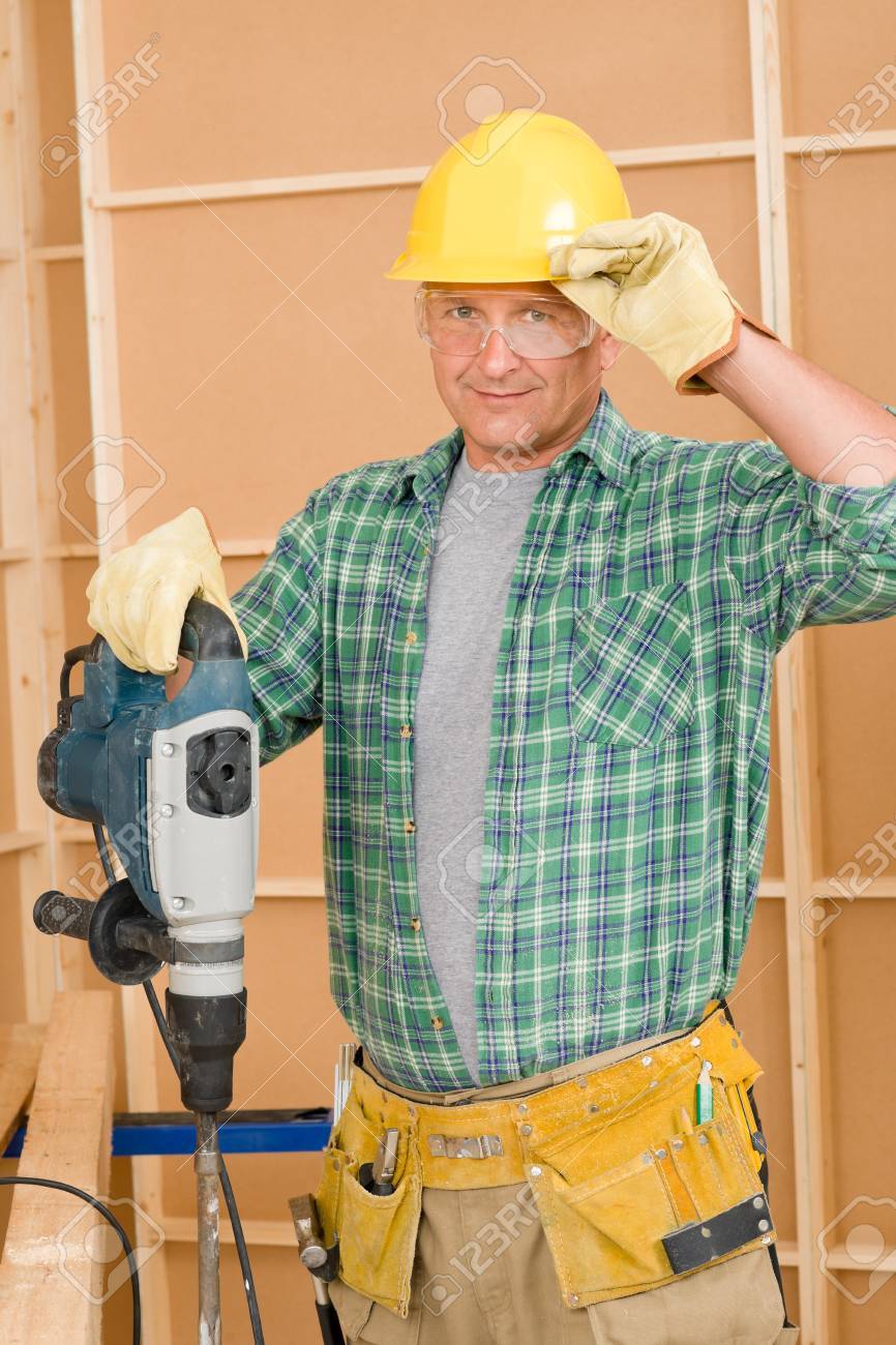 Amélioration de bricoleur à domicile matures travailler avec marteau-piqueur bricolage Amélioration de bricoleur à domicile matures travailler avec marteau-piqueur bricolage