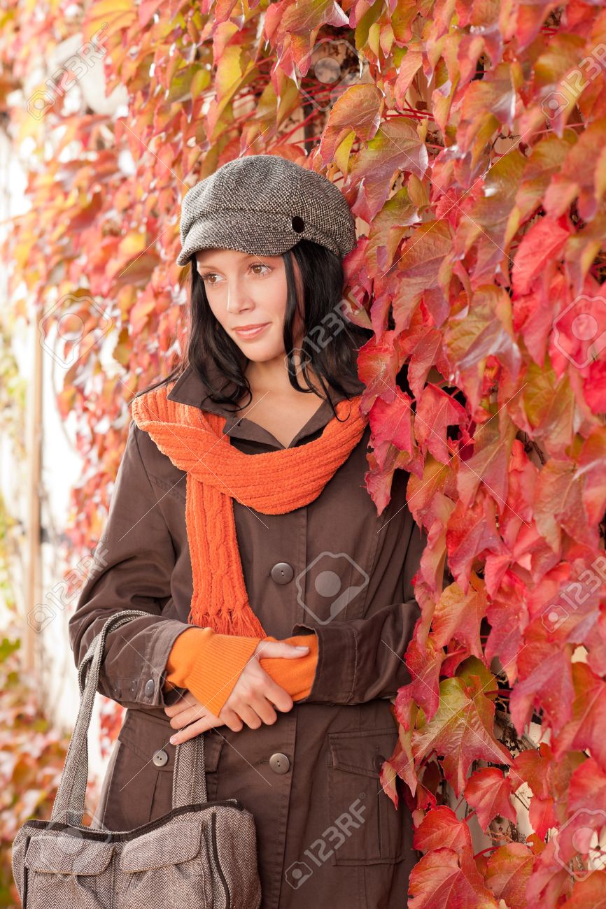 紅葉美しい女性モデルポーズ ファッション服の肖像画 の写真素材 画像素材 Image