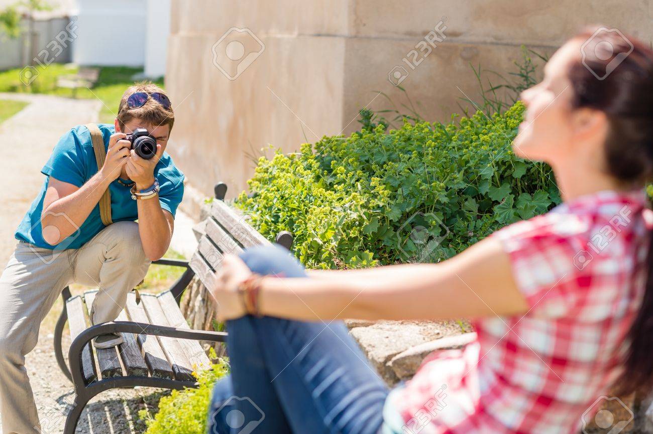 公園のベンチに座っている女性の写真を撮る人 の写真素材 画像素材 Image