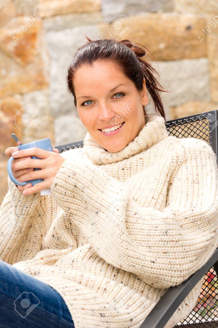Sourire Femme Boire Du Chocolat Chaud Assis Jardin De Detente Pull En Tricot Banque D Images Et Photos Libres De Droits Image 17388909