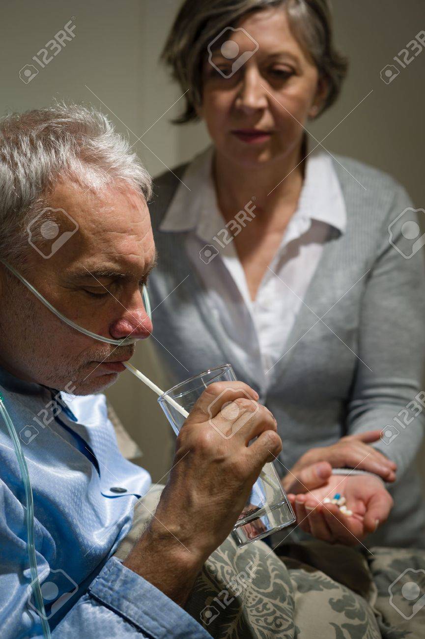 思いやりのあるシニア妻薬病気の夫のため の写真素材 画像素材 Image