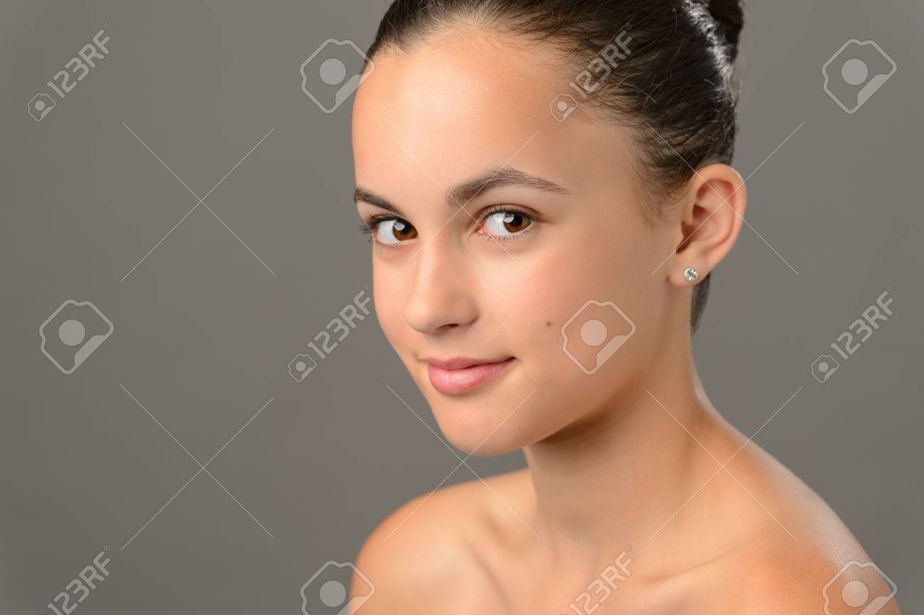 カメラを探している灰色の美容顔の 10 代の少女の化粧品スキンケアします の写真素材 画像素材 Image カメラを探している灰色の美容顔の 10 代の少女の化粧品スキンケアします の写真素材 画像素材 Image