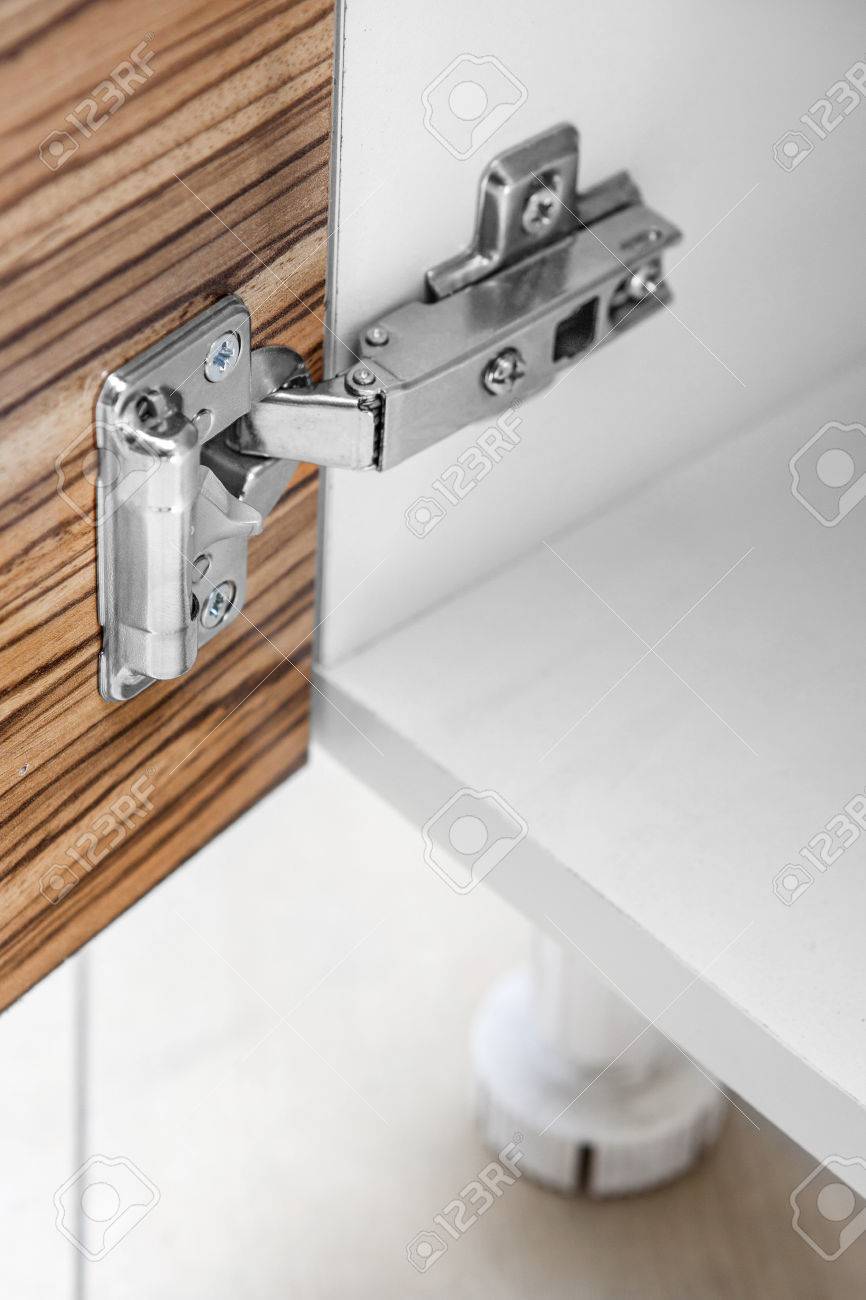 Primer Plano De Gabinete De Muebles Bisagra Con Amortización. Fotos, Retratos, Y Fotografía De Archivo Libres De Derecho. Image 51934209.