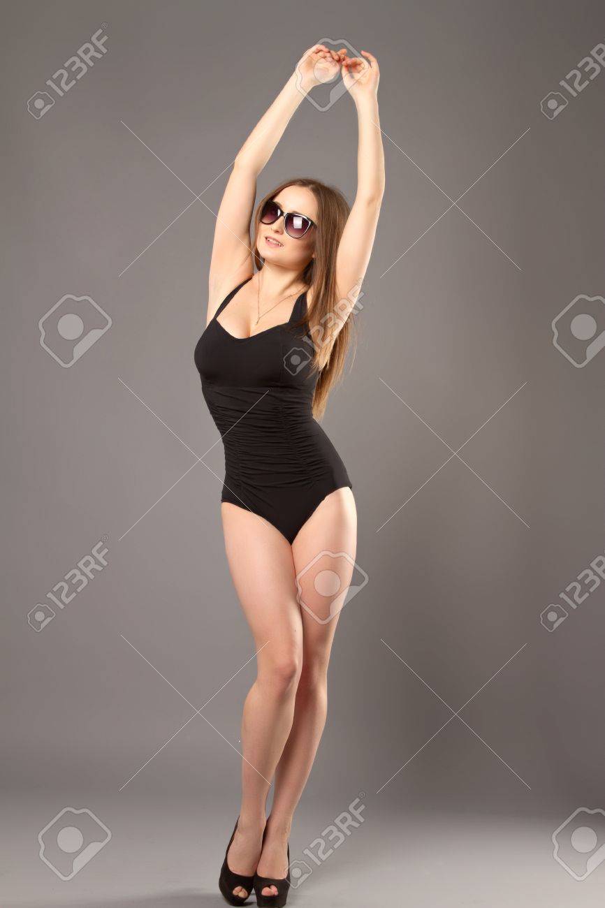 水着の女の子 水着でポーズ巨乳セクシーな女の子 の写真素材 画像素材 Image