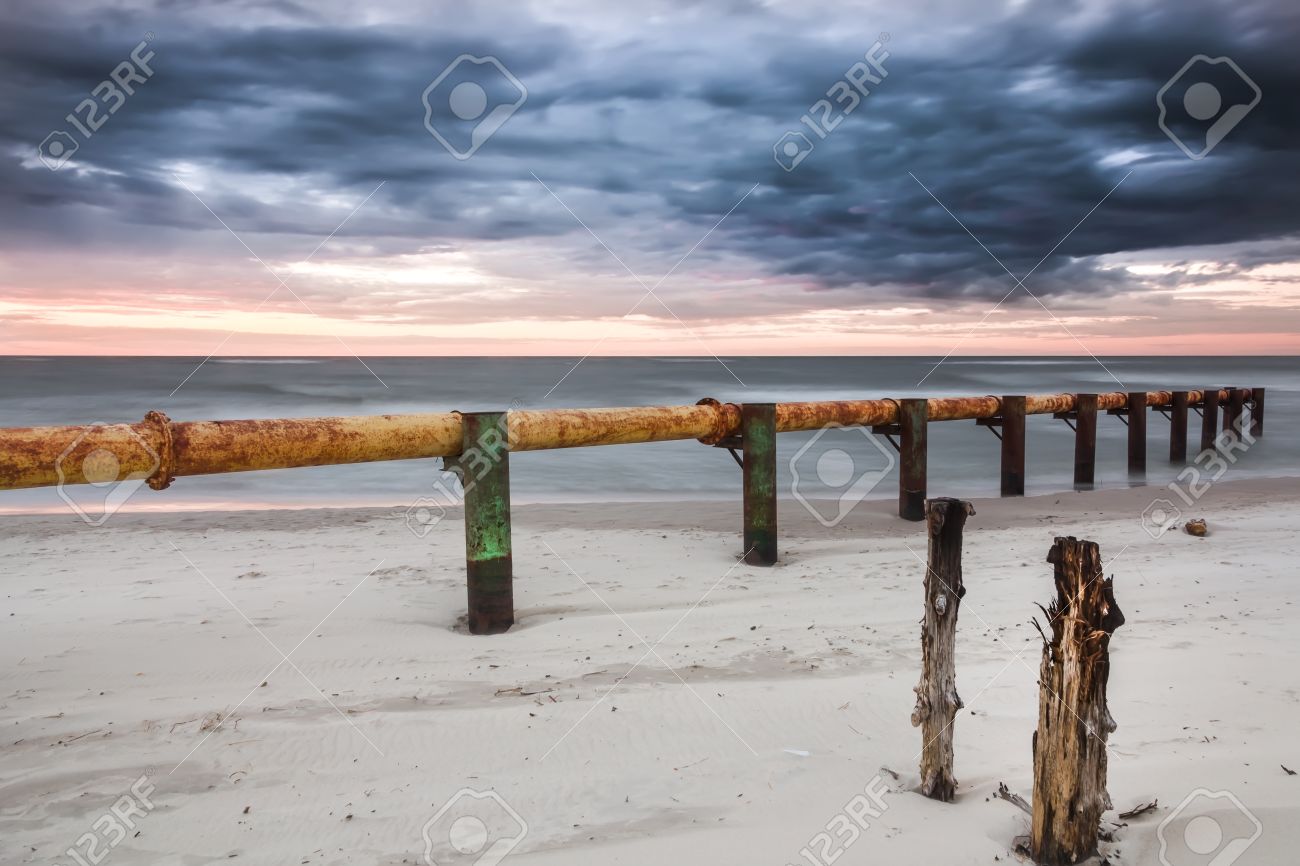 バルト海の工業地帯の汚染の脅威でポーランドの日没の風景 の写真素材 画像素材 Image