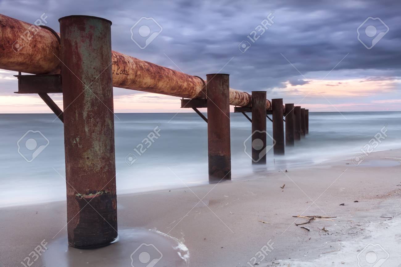バルト海の工業地帯の汚染の脅威でポーランドの日没の風景 の写真素材 画像素材 Image