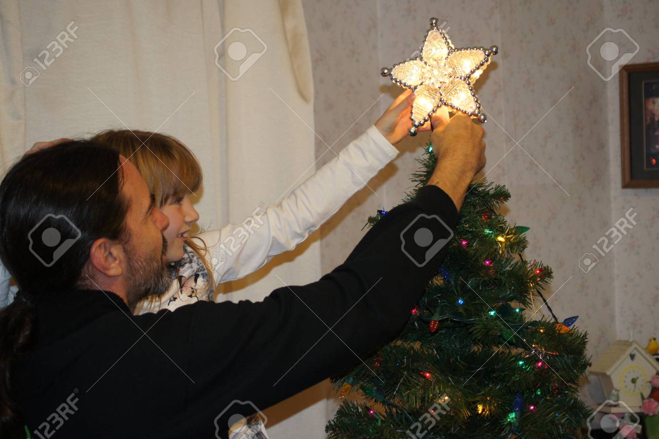 Stella Sull Albero Di Natale.Immagini Stock Papa E Figlia Che Mettono Una Stella Sull Albero Di Natale Image 69969307