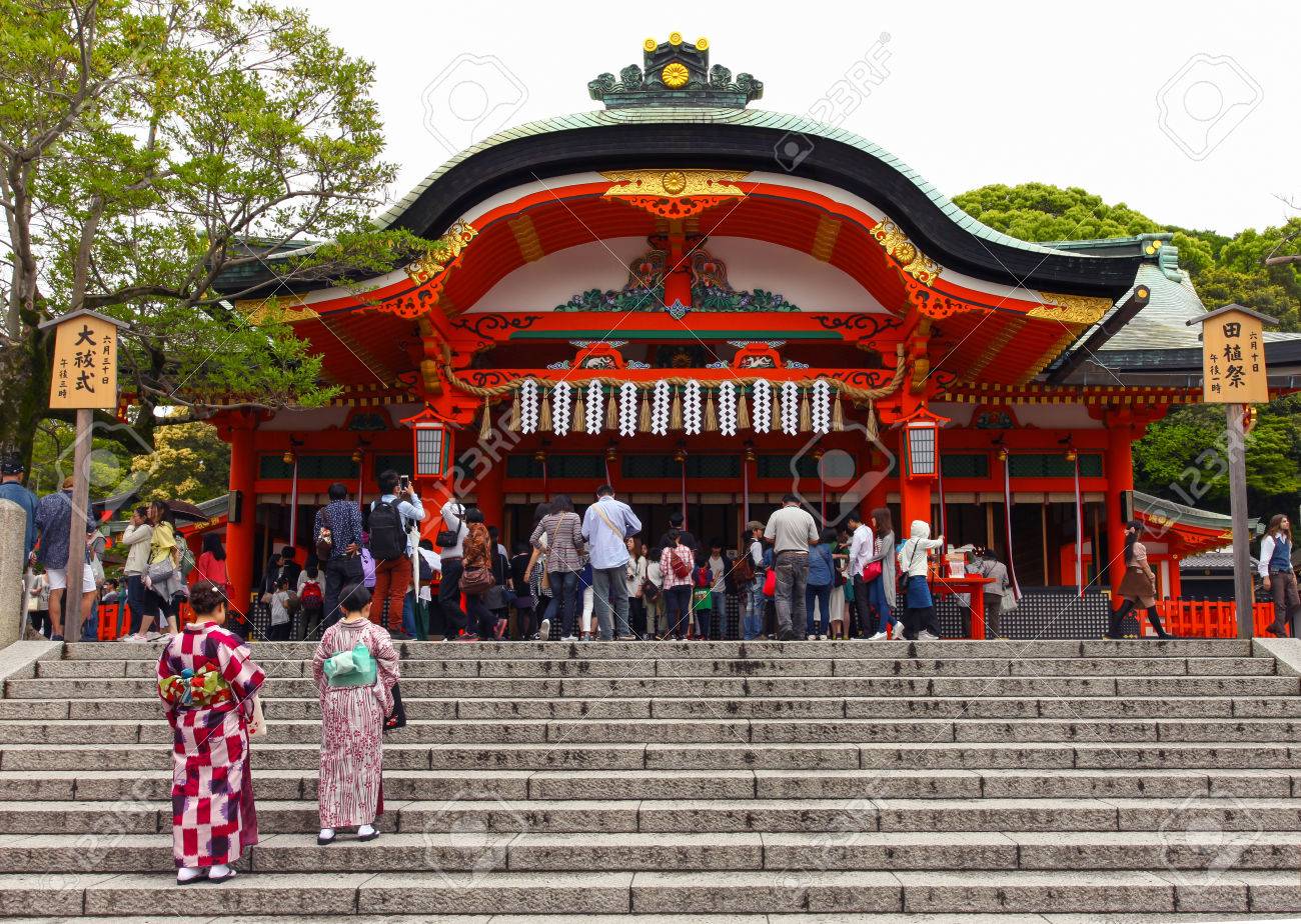 日本の人々 や観光客は 京都の伏見稲荷大社を入力します 山の頂上への道は 鳥居オレンジの何千もの並木道でアクセス可能です の写真素材 画像素材 Image