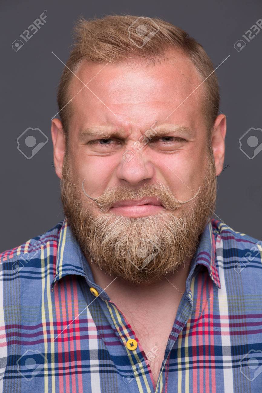 Profil Des Mécontents Homme Barbu Sur Gris Foncé Cheveux Courts