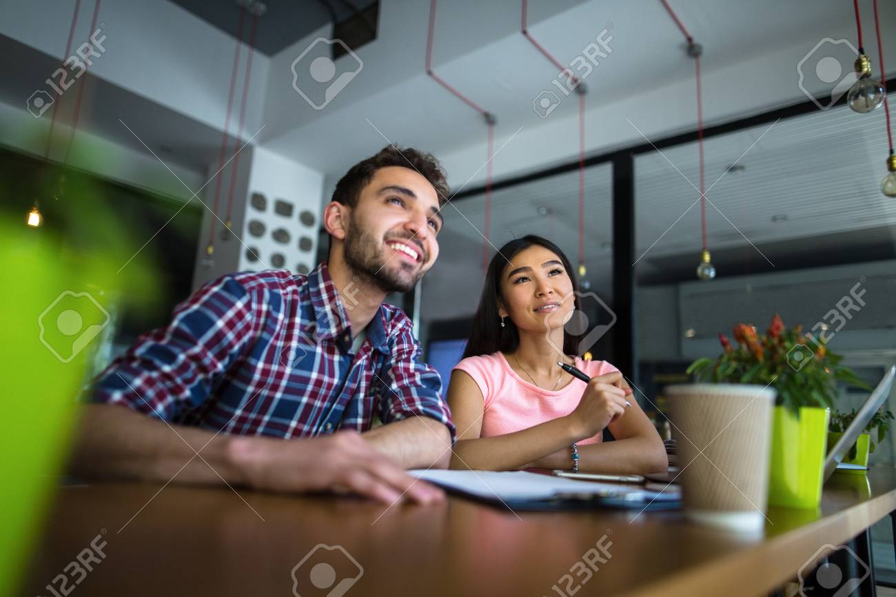 ビジネスやフリーランスの人とレストランやカフェで働く女性の肖像画 の写真素材 画像素材 Image ビジネスやフリーランスの人とレストランやカフェで働く女性の肖像画 の写真素材 画像素材 Image