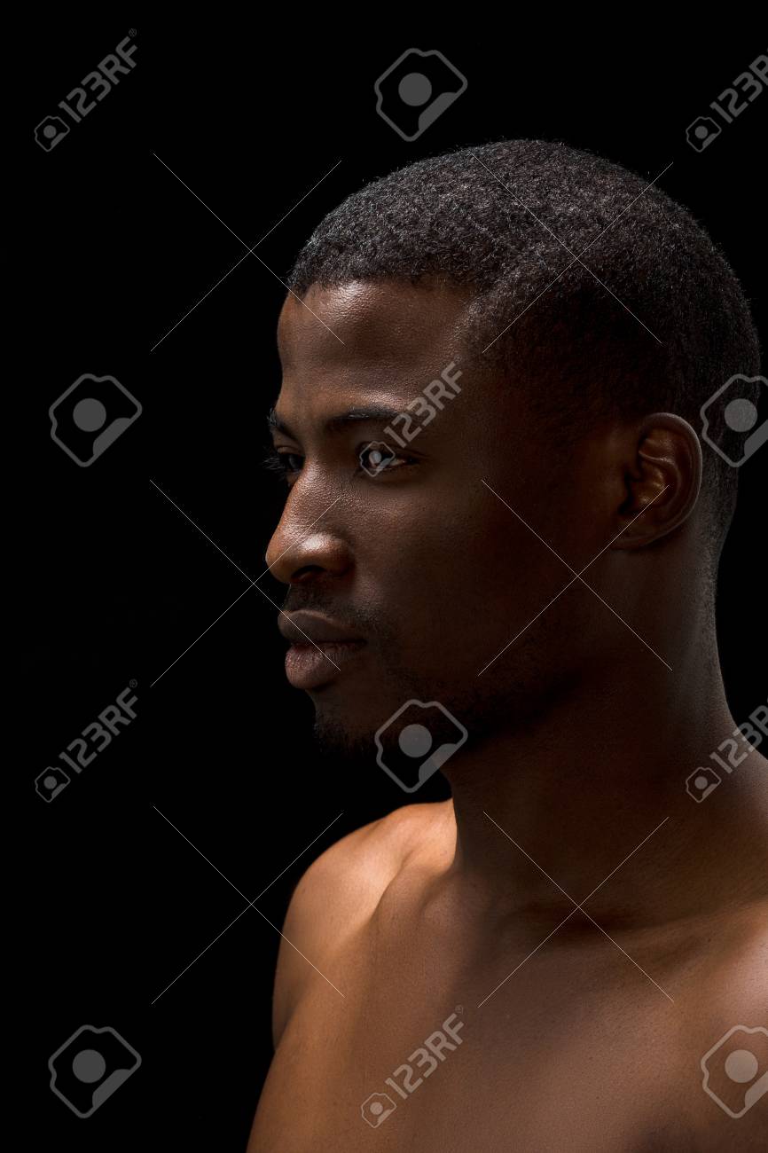 スタジオで頭痛を持つアフリカ系アメリカ人の男のクローズ アップ写真 ファッションやヴォーグ誌のポーズをとって髪の短い男はモデル の写真素材 画像素材 Image