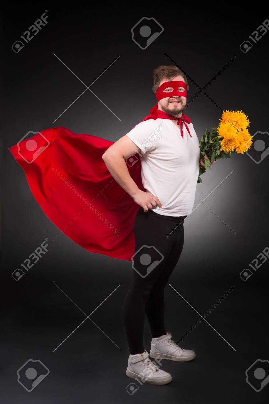 Hndsome Homme Super Héros Posant En Pleine Longueur Mn Super Héros Dans Lamour Redy Pour Donner Bouquet De Fleurs à Sa Fille Tout En Posant Isolé