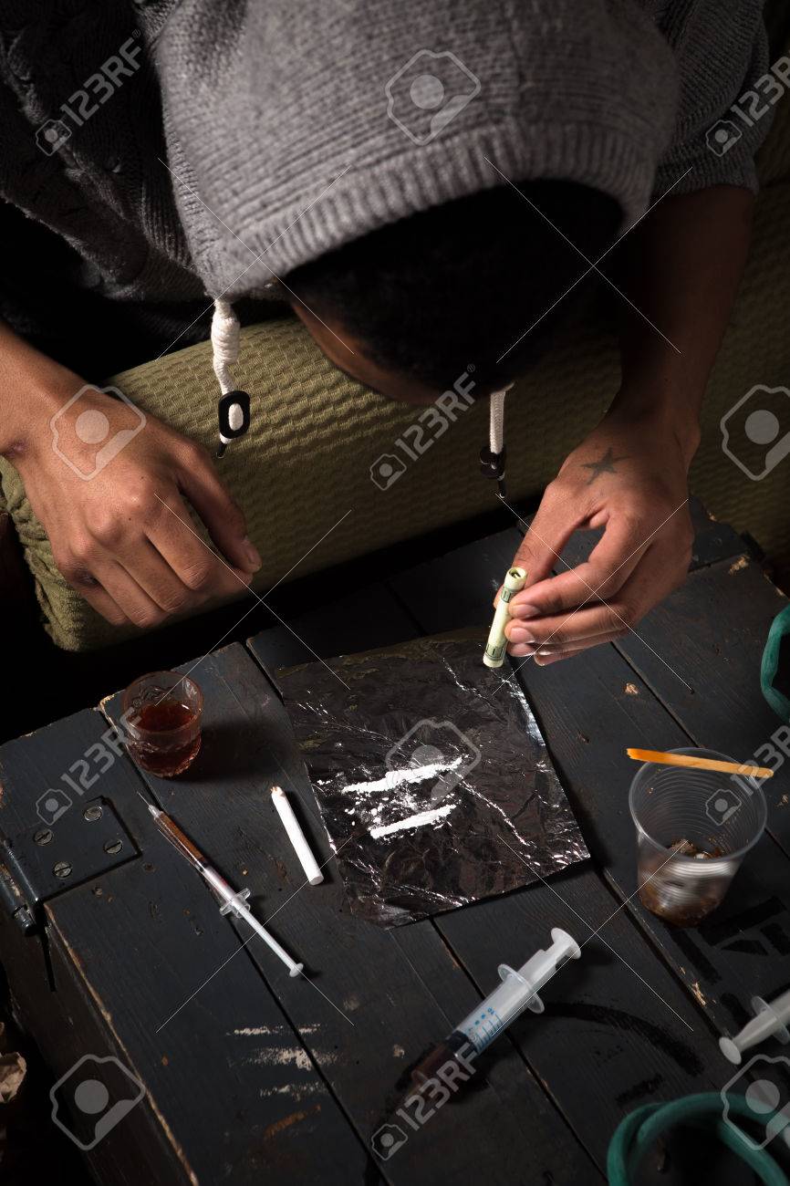 麻薬中毒者は コカインのにおいを嗅ぐつもりです 多くの薬を使用している人 麻薬 注射器を持つテーブルで表される薬の多くの種類 の写真素材 画像素材 Image 麻薬中毒者は コカインのにおいを嗅ぐつもりです 多くの薬を使用している人 麻薬 注射器を持つテーブルで表される薬の多くの種類 の写真素材 画像素材 Image
