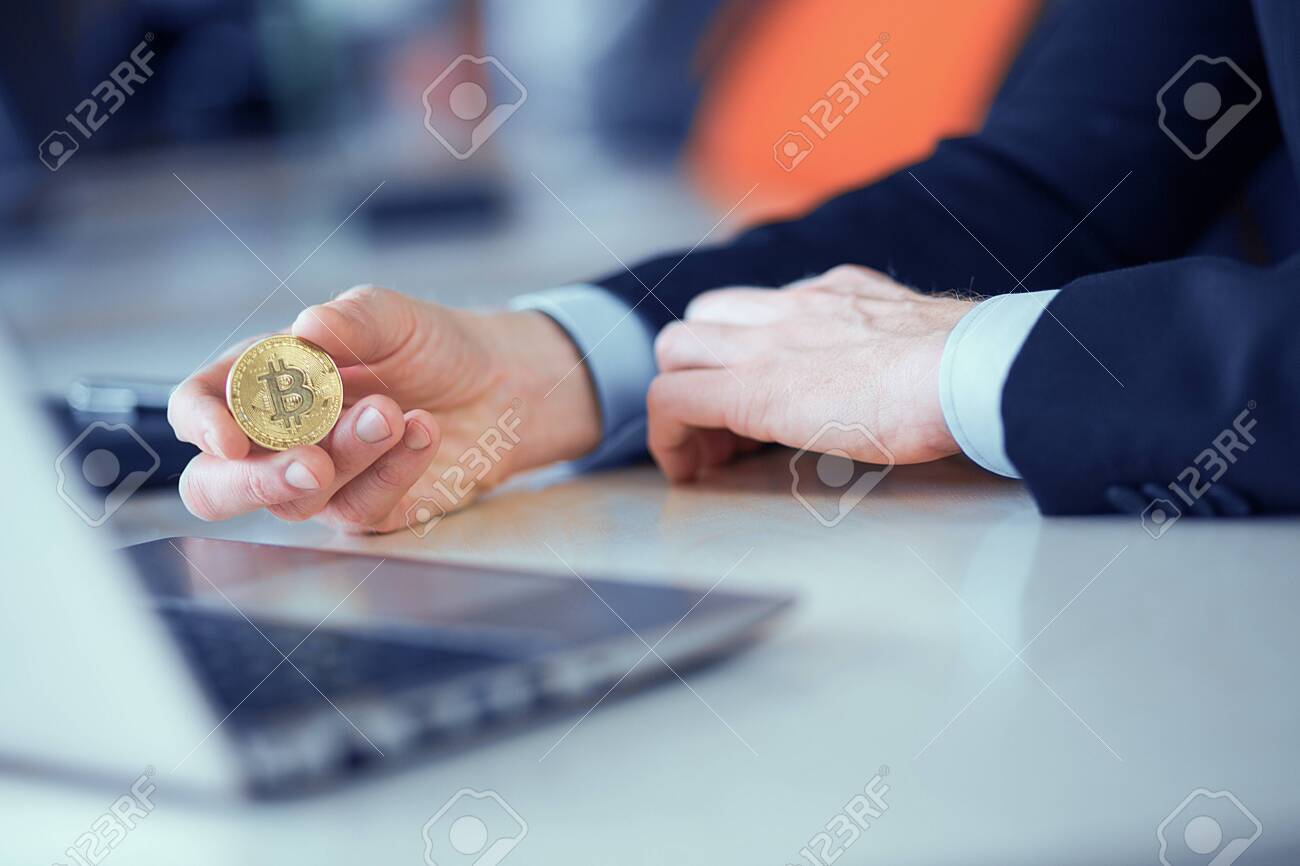 한 남자가 손에 비트코인 금화를 들고 매크로 사무실 테이블을 닫습니다. 로열티 무료 사진, 그림, 이미지 그리고 스톡포토그래피.  Image 115375996