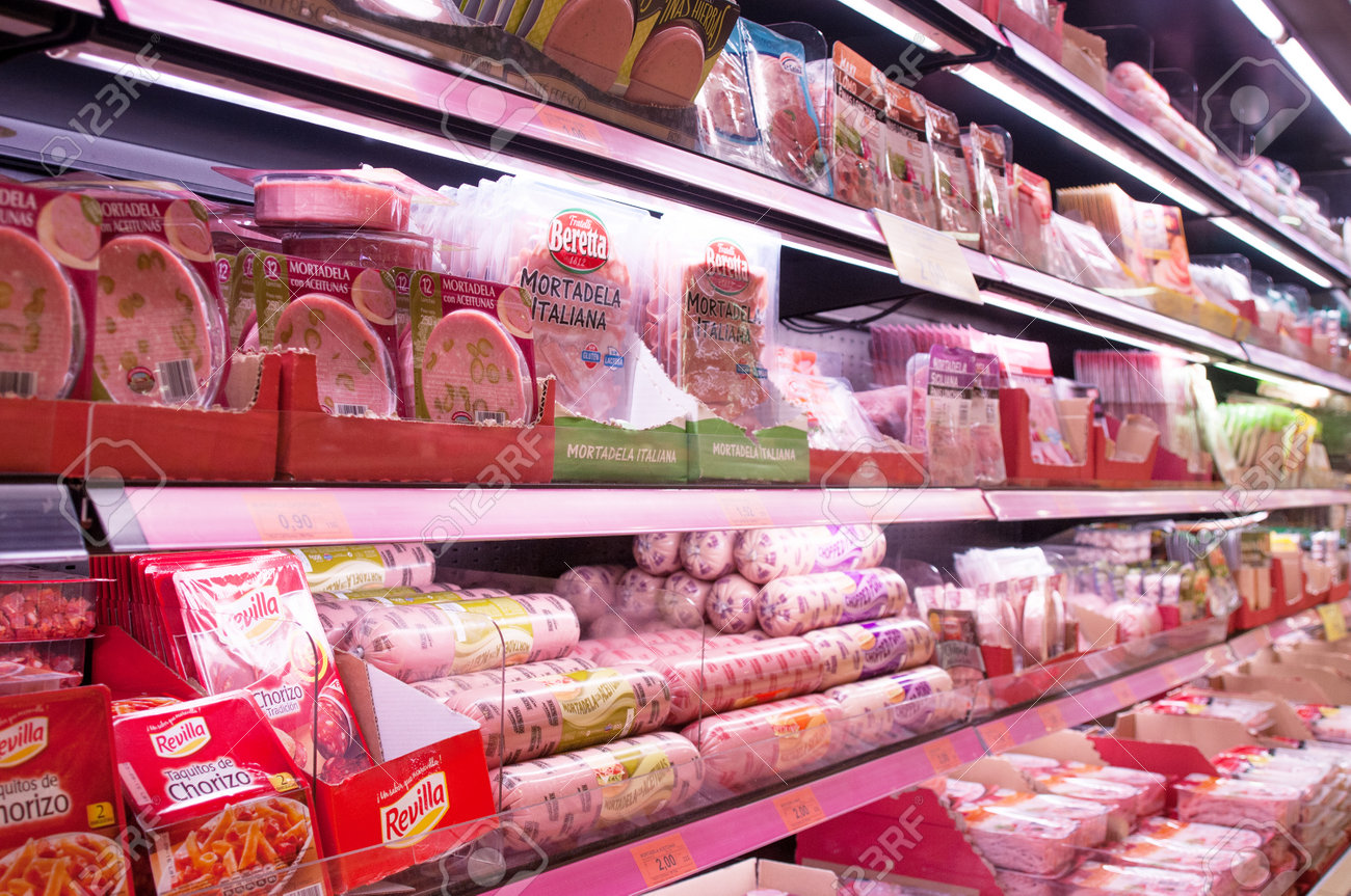Mercadona スーパー マーケットでソーセージ屋台はスペイン最大のスーパー マーケット チェーンであるバレンシア スペイン 15 年 7 月 4 日です の写真素材 画像素材 Image