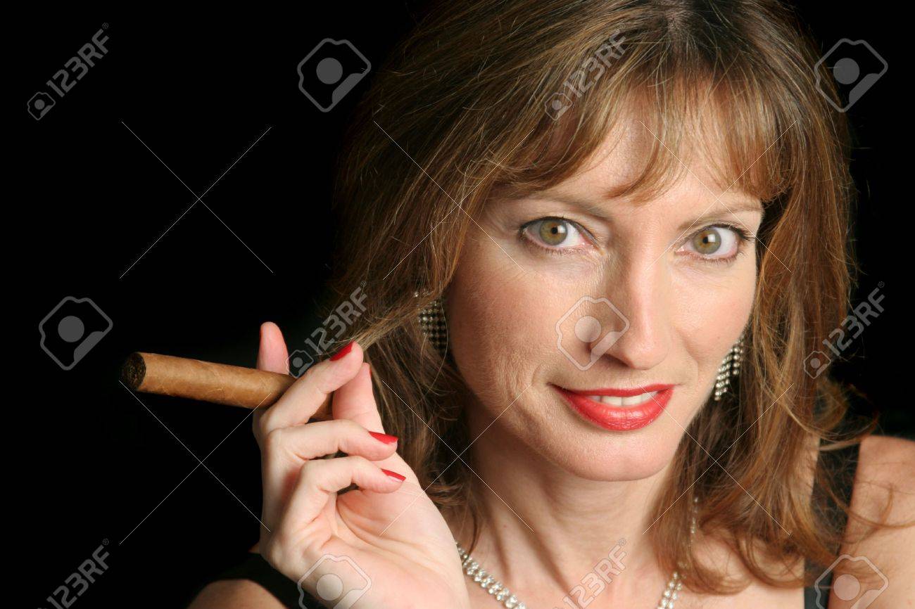 黒の背景の葉巻で美しく 洗練された女性 の写真素材 画像素材 Image