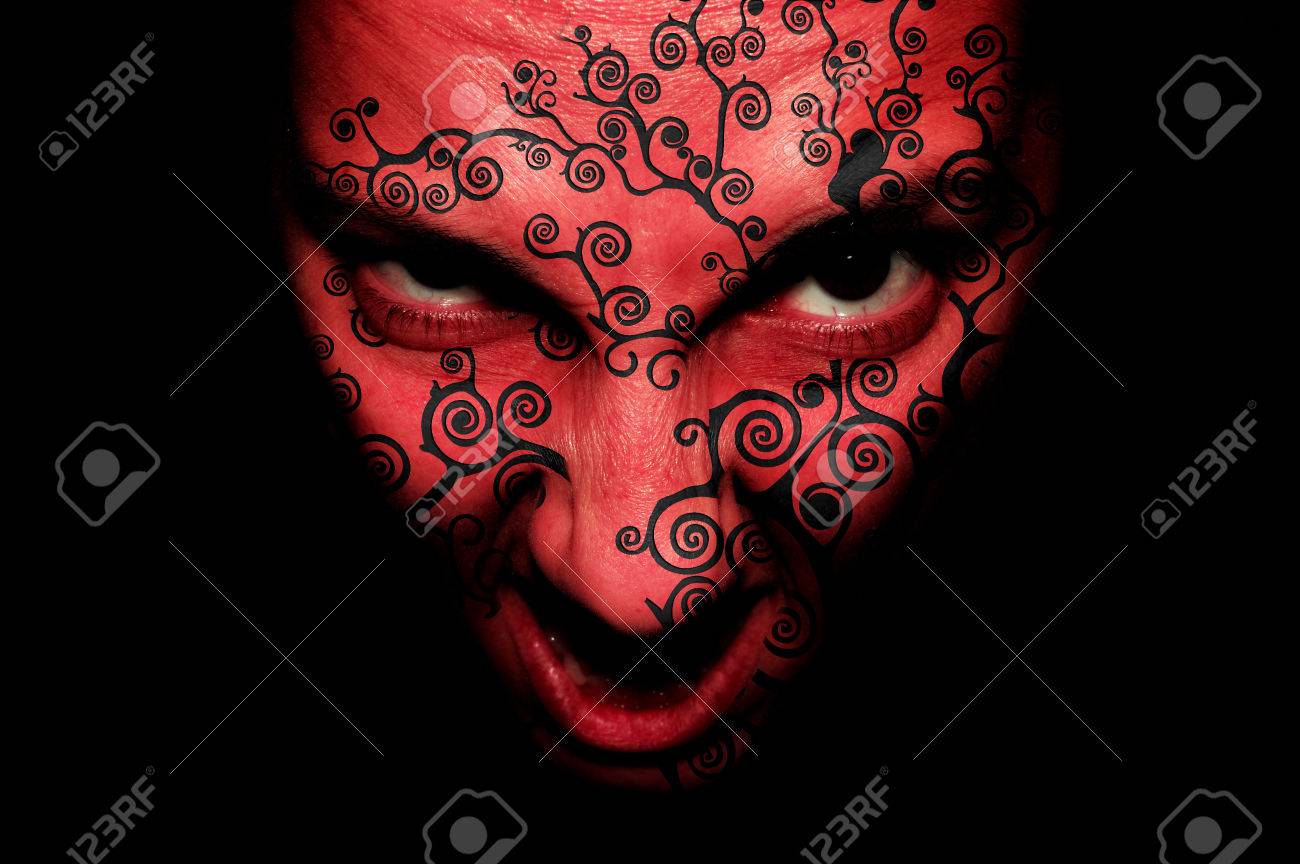 Démon. Un Mauvais Visage Sur Un Fond Noir Banque D'images Et Photos Libres  De Droits. Image 46674306.