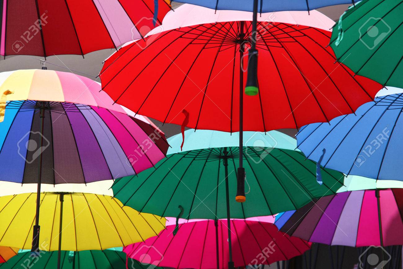 Colección De Varios Paraguas De Colores Colgando En Una Posición Abierta Sobre Un Tono Oferta Calle Protección Contra Los Fotos, Retratos, Imágenes Fotografía Archivo Libres De Derecho. Image