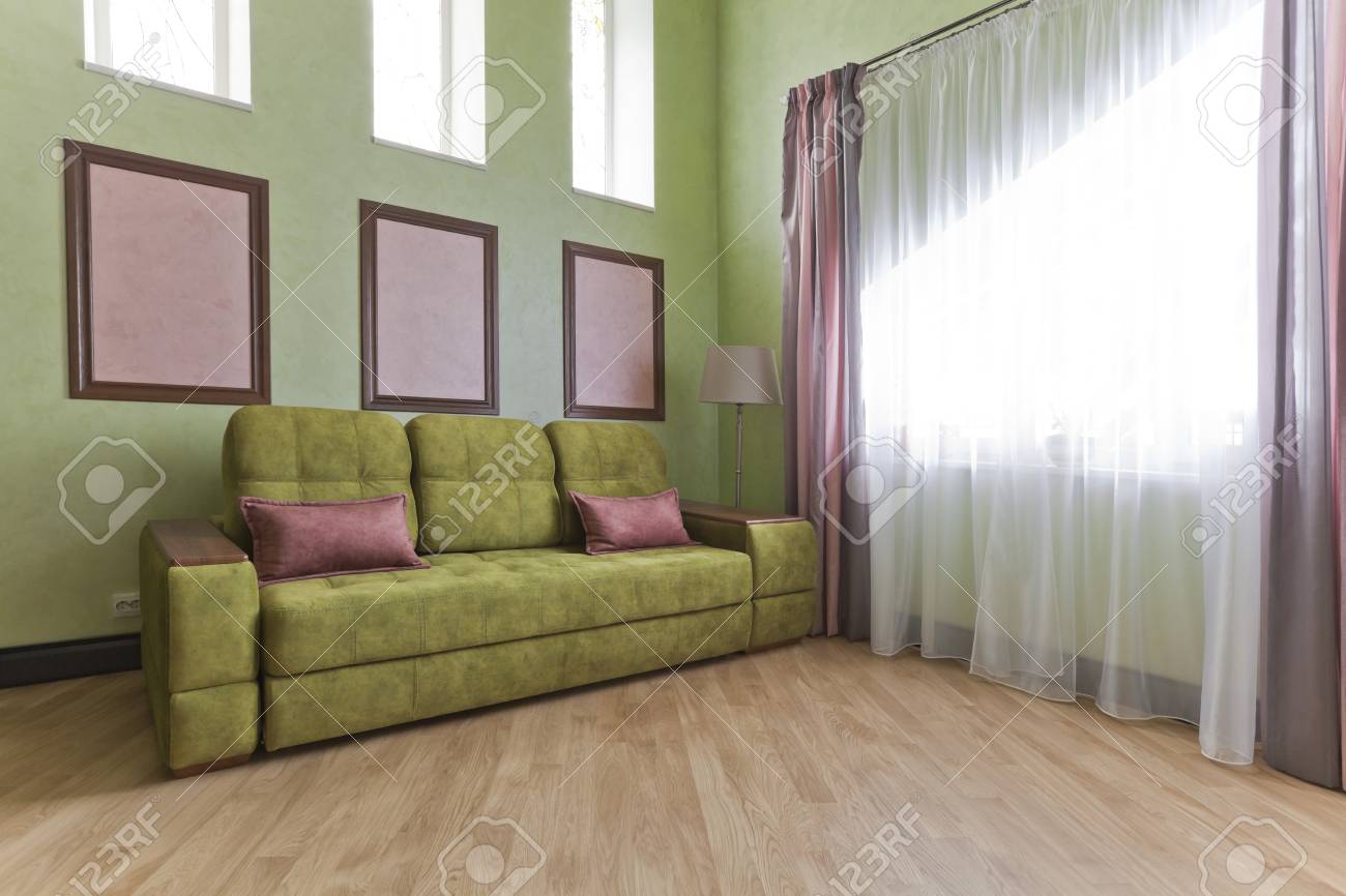 グリーンとピンクの色のインテリアと緑のソファと明るい寄木細工 の写真素材 画像素材 Image